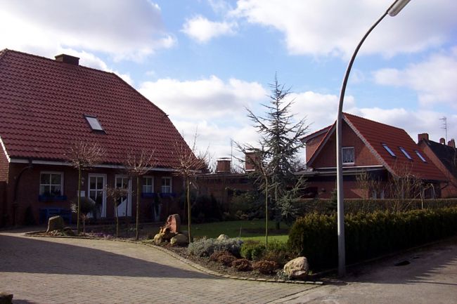 Ein hbsches Doppelhaus mit einem gepflegten Vorgarten