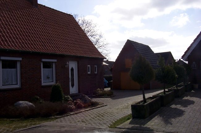Ein Haus mit einem schn gestalteten Beet