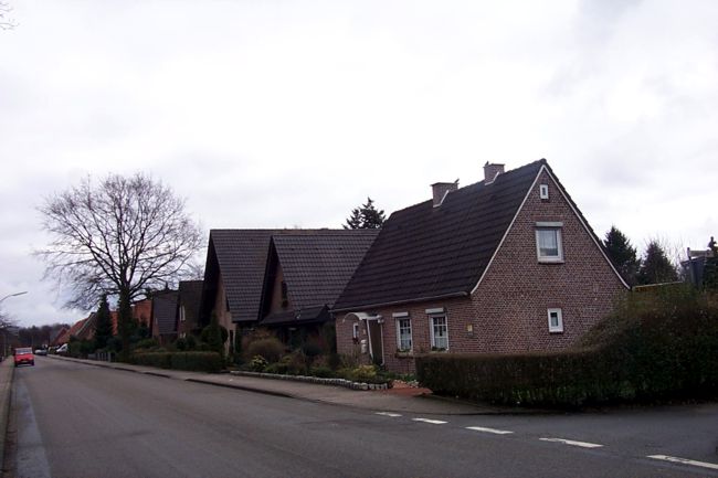 Ein hbsches Haus mit einem schn gestalteten Beet