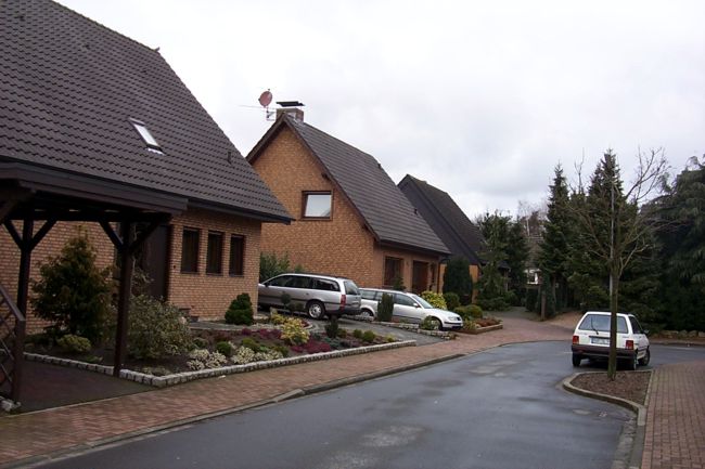 Ein hbsches Haus mit einem schn gestalteten Beet