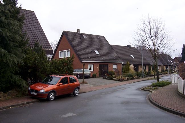 Ein hbsches Haus mit einem schn gestalteten Beet