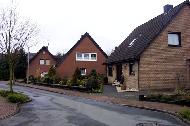 Ein hbsches Haus mit einem schn gestalteten Beet