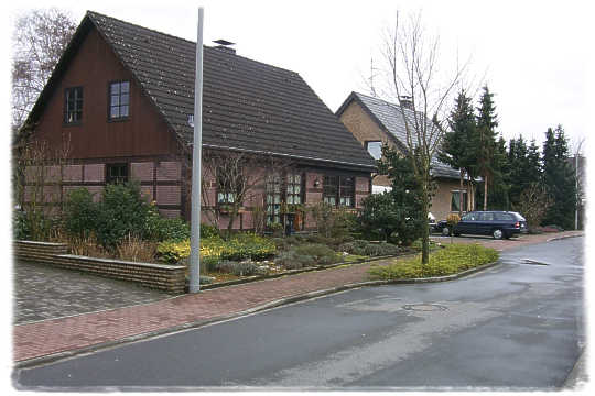 Ein hbsches Haus mit einem schn gestalteten Beet