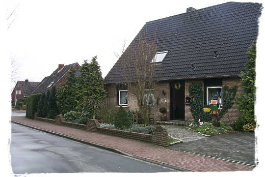 Ein hbsches Haus mit einem schn gestalteten Beet