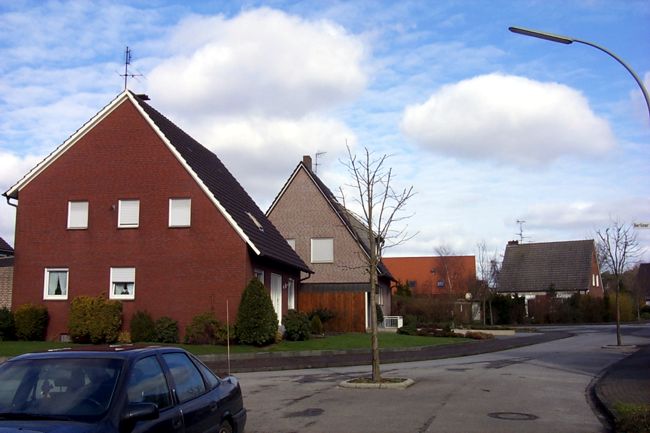 Ein Haus mit einem gepflegten Vorgarten