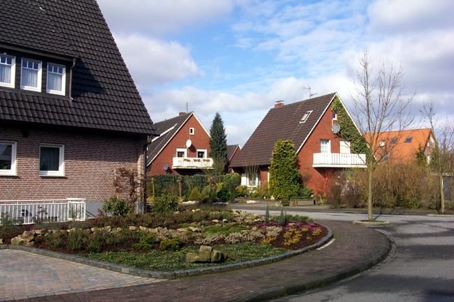 Ein Haus mit einem schn gestalteten Beet