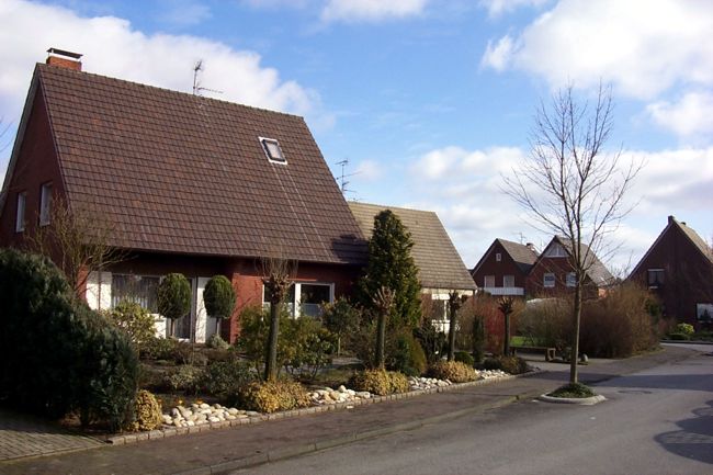 Ein Haus mit einem schn gestalteten Beet