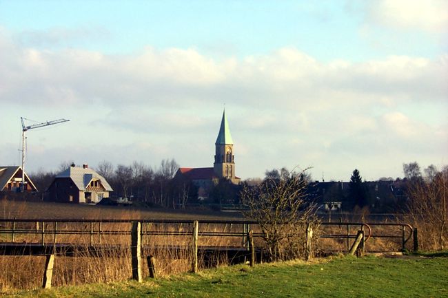Der Kirchturm der St. Otger Kirche ist vom weiten aus sichtbar
