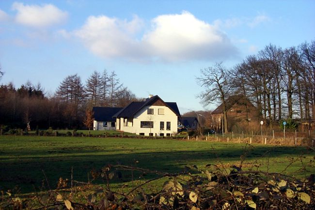 Ein hbsches Haus, das besonders durch die helle Fassade ins Auge fllt