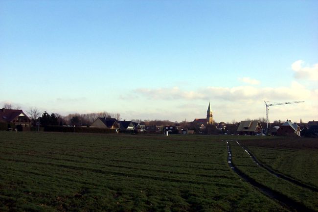 Blick ber ein groes Feld in Richtung Innenstadt