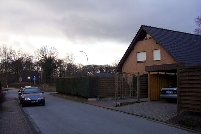 Ein Haus mit einer akkurat geschnittenen Hecke