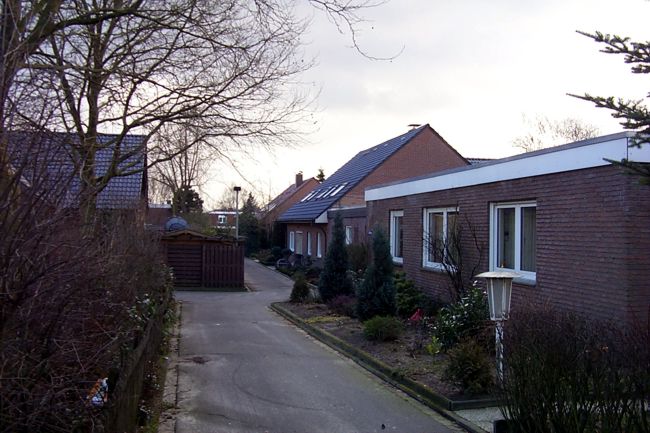 Ein Fu und Radweg fr die anliegenden Huser
