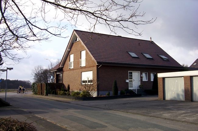 Ein hbsches Haus mit einem schn gestalteten Beet