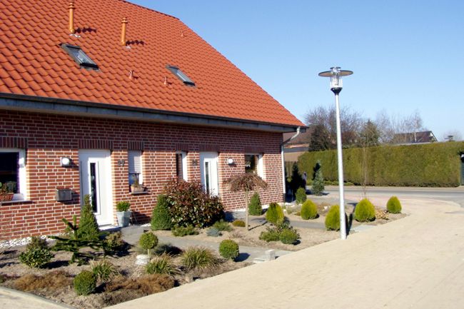 Ein hbsches Doppelhaus mit schn gestaltete Beete
