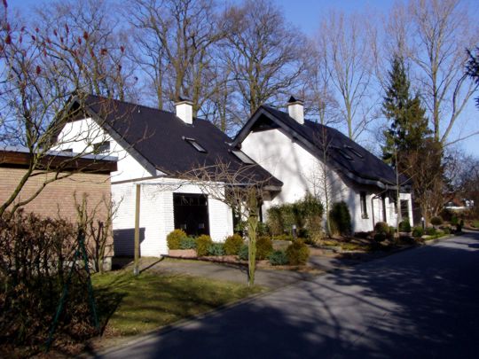 Ein hbsches Haus mit schn gestaltete Beete