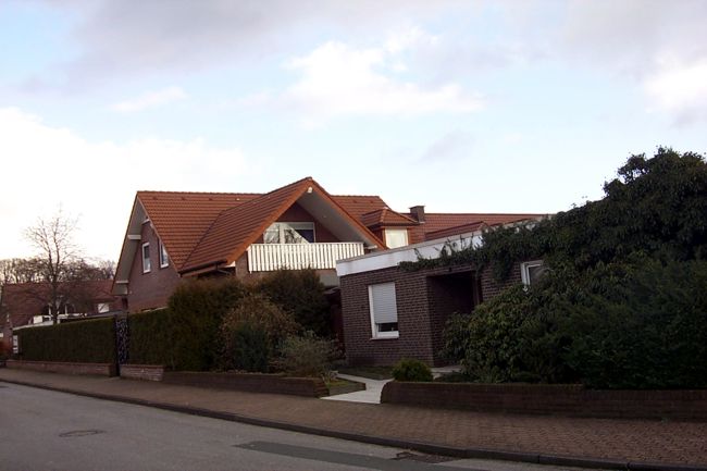 Ein hbsches Haus mit einen groen Balkon