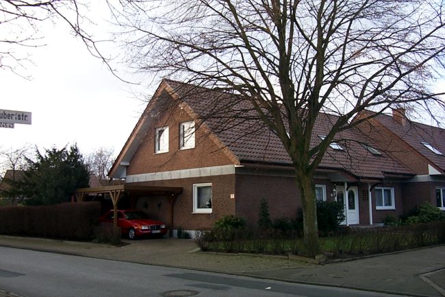 Ein hbsches Haus mit einen kleinen, gepflegten Vorgarten