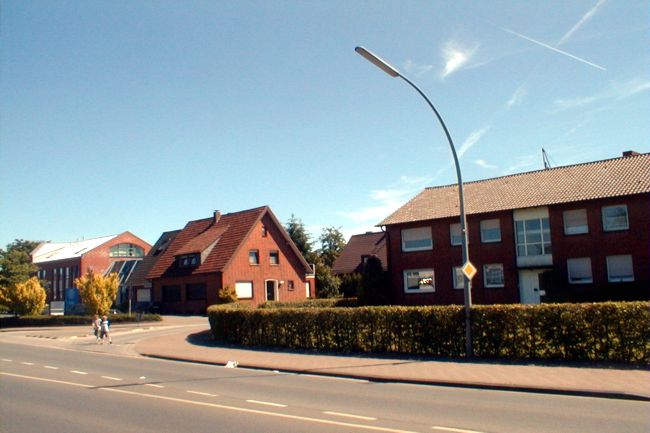 Ein Mehrfamilen - Haus mit einen groen Vorgarten