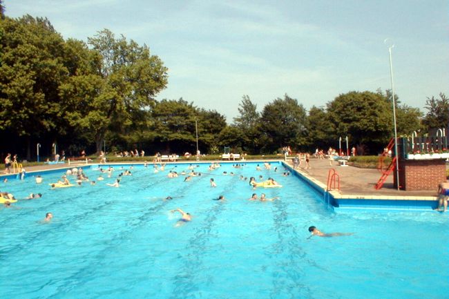 Das Schwimmerbecken ist gut besucht
