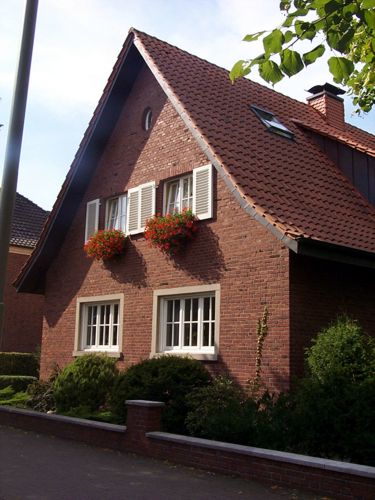 Ein hbsches Haus mit schn gestaltete Beete