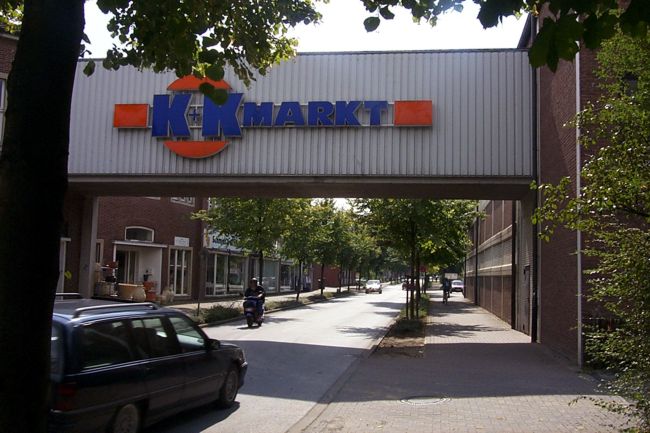 ber der Strae prangt der Schriftzug des K+K Marktes