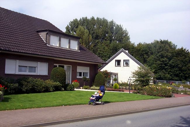 Ein Haus mit einem gepflegten Vorgarten