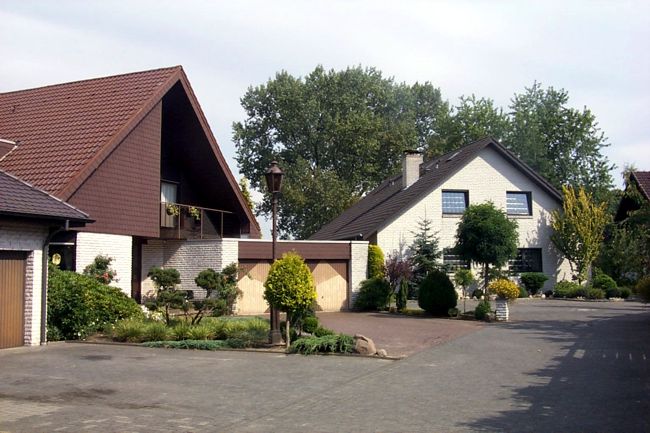 Hbsche Huser mit schn gestaltete Beete