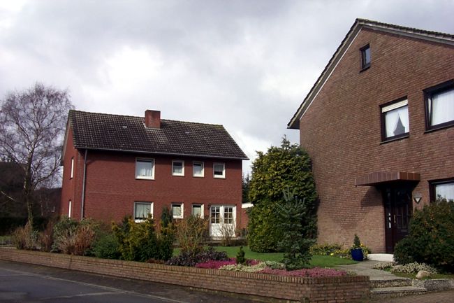 Ein Haus mit einem gepflegten Vorgarten