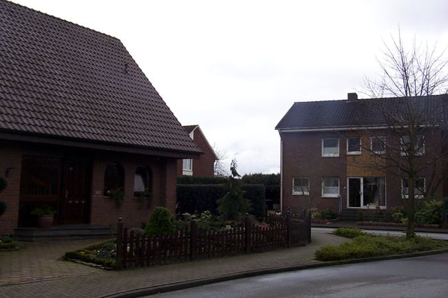 Ein hbsches Haus mit einem schn gestalteten Beet