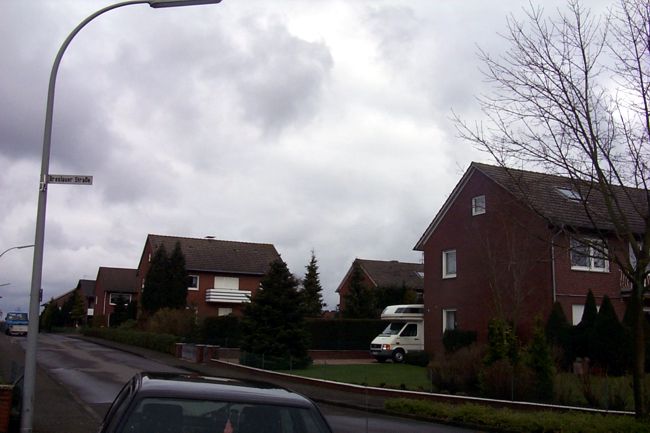 Ein Haus mit einem gepflegten Vorgarten