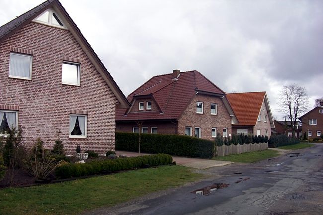 Ein hbsches Haus mit schn gestaltete Beete