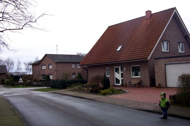 Ein hbsches Haus mit einem schn gestalteten Beet