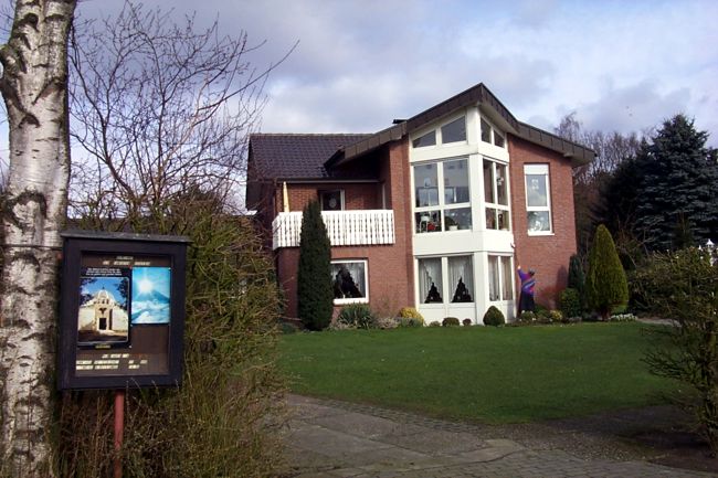 Ein hbsches Haus mit einem gepflegten Vorgarten