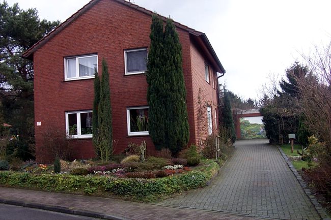 Ein Haus mit einem schn gestalteten Beet