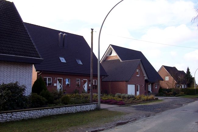 Ein hbsches Doppelhaus mit schn gestaltete Beete