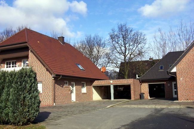 Ein hbsches Haus mit einer groen Doppelgarage