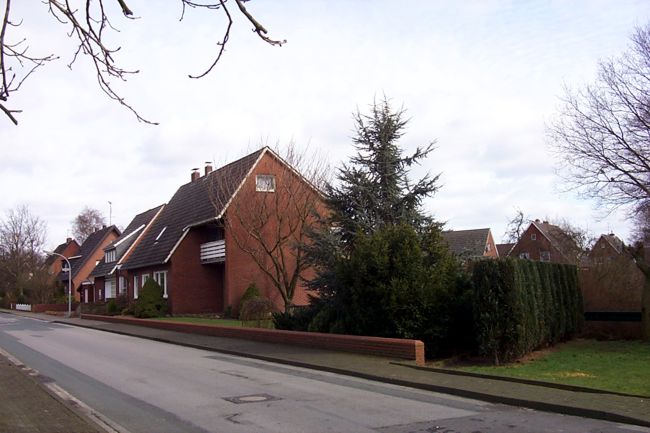 Ein Haus mit einem gepflegten Vorgarten