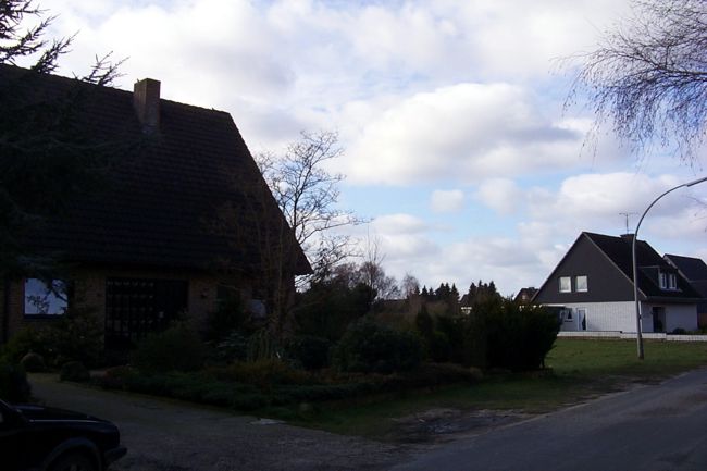 Ein Haus mit einem schn gestaltetes Beet