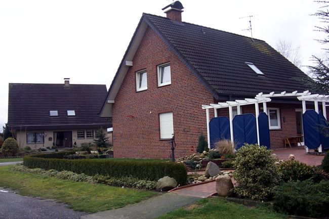Ein hbsches Haus mit einem schnen Garten