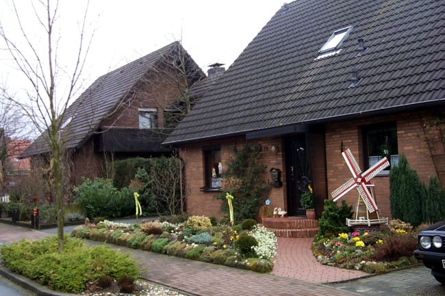 Ein hbsches Haus mit schn gestaltete Beete