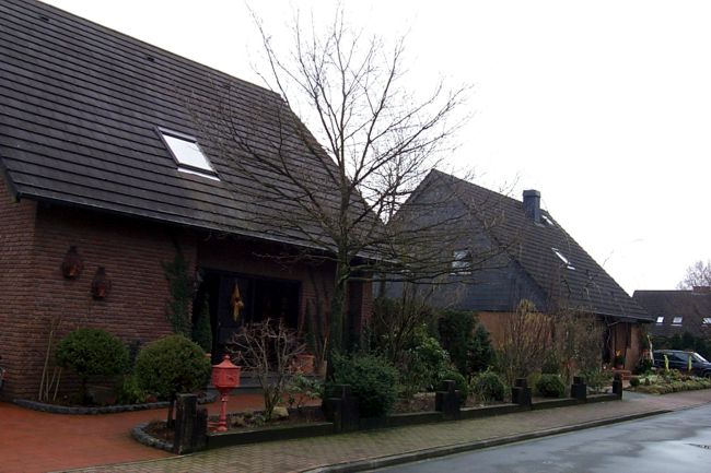 Ein hbsches Haus mit schn gestaltete Beete