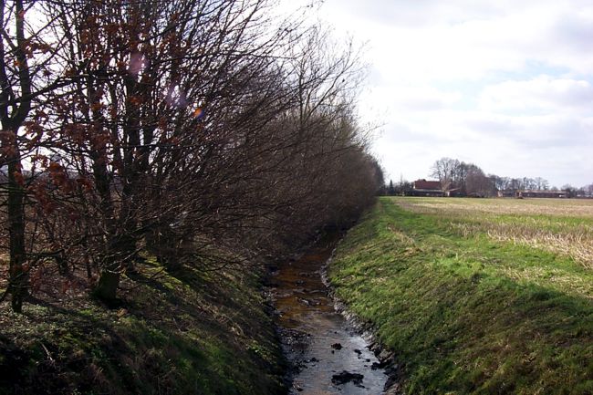 Ein Wassergraben zwischen den Feldern