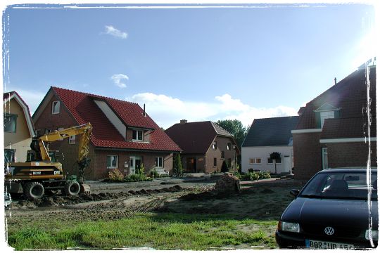 Hier wird noch an einem Grundstck und der Strae gearbeitet