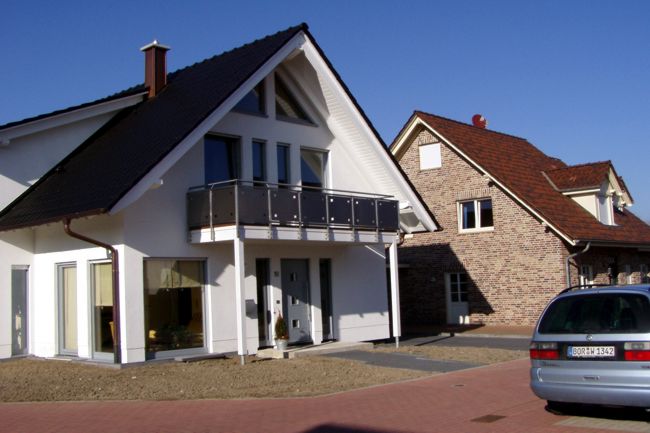 Ein hbsches Haus, das besonders durch die helle Fassade ins Auge fllt
