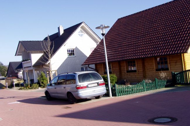 Ein hsches Holzhaus mit schn gestaltete Beete