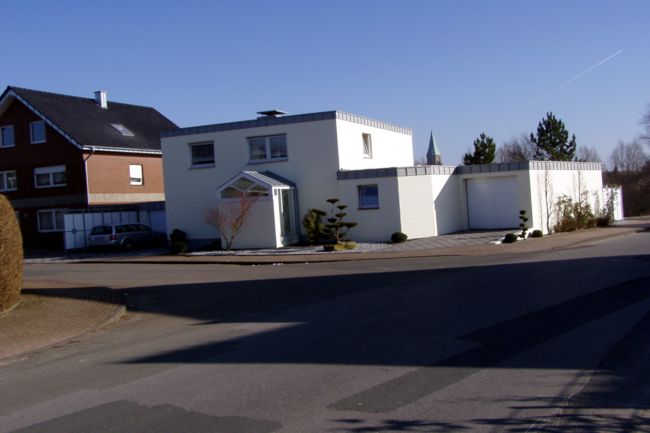 Ein hbsches Haus mit schn gestaltete Beete