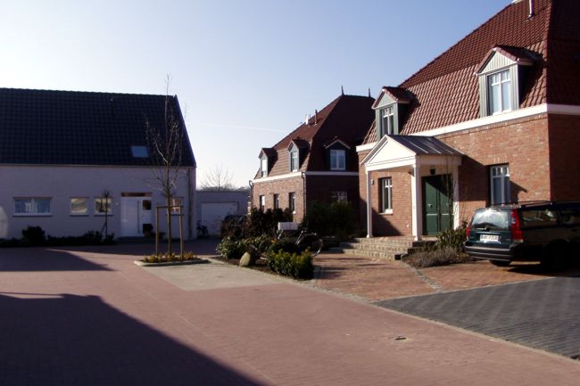 Hbsche Huser mit schn gestaltete Beete