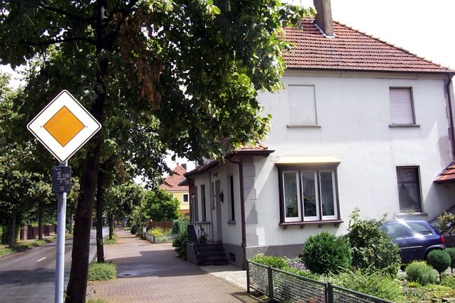 Ein Haus mit einen schn gestalteten Vorgarten