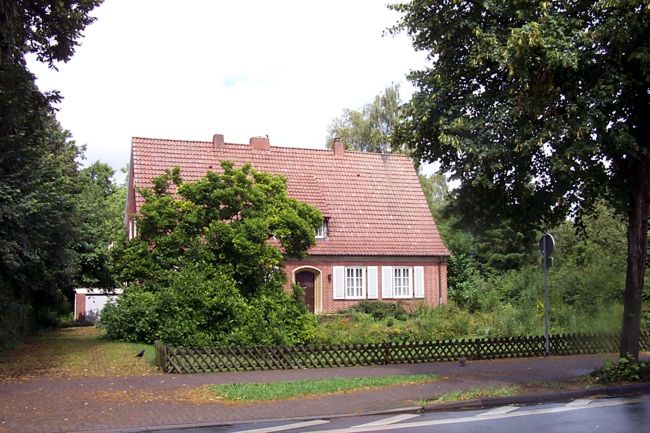 Ein hbsches Haus mit einen groen Vorgarten