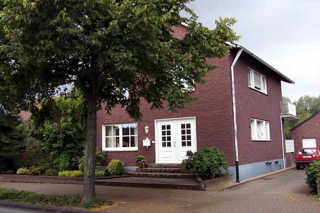 Ein hbsches Haus mit einem schn gestalteten Beet
